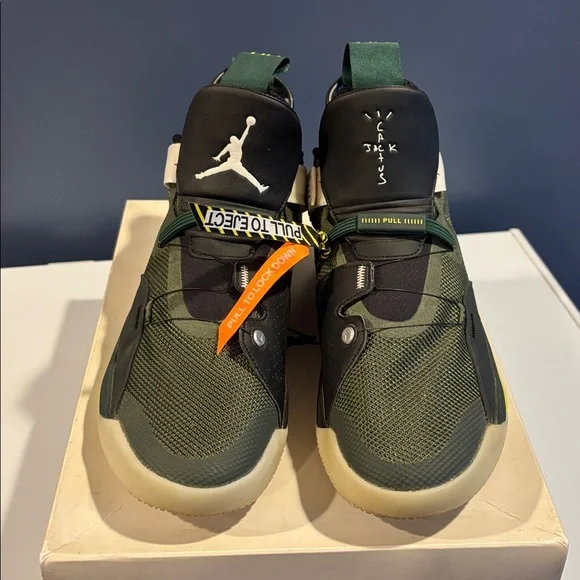 Nike Jordan XXXIII
Travis Scott - Picture 3 of 9